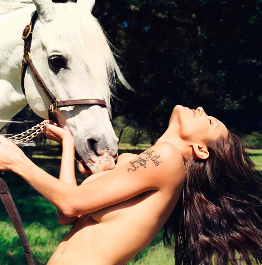 angelina-jolie-with-her-horse_001