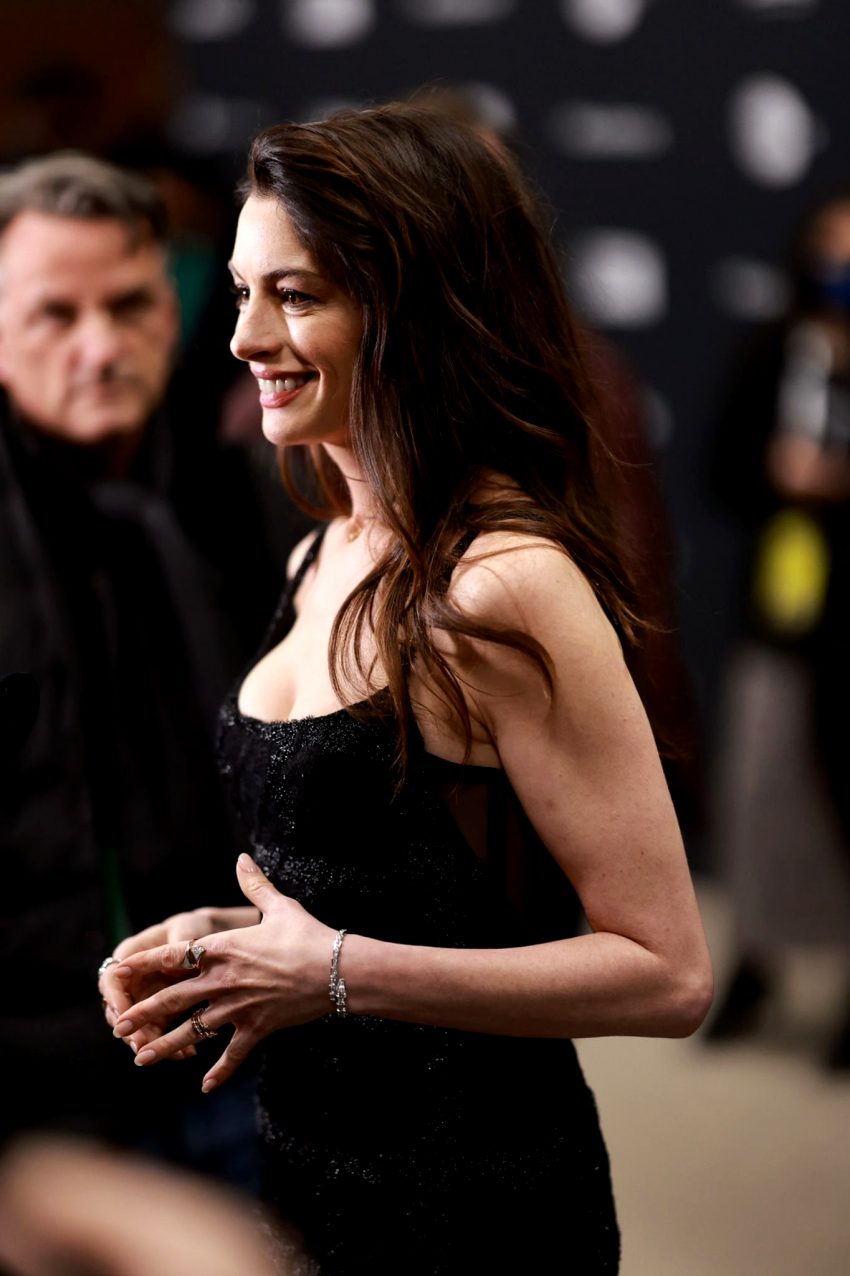 anne-hathaway-at-the-2023-sundance-festival_002